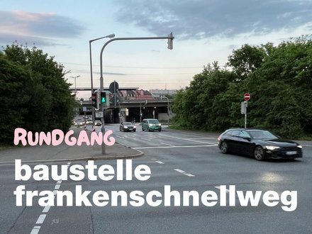 Rundgang Baustelle Frankenschnellweg: Blick St. Leonhard stadteinwärts, Riesenkreuzung, Brücke grün gesäumt von Bäumen, lebhafter Autoverkehr, Kran im Hintergrund
