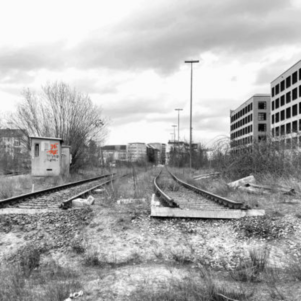 Baustelle am Kohlenhof. Die Bahngleise werden zurückgebaut, rechts im Bild schon Bürohäuser.