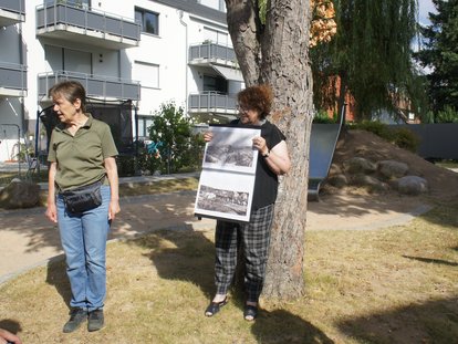 Dorith Müller und Brigitte Sesselmann zeigen historische Bilder der Gegend.