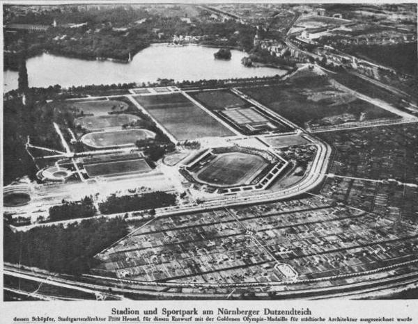 Historisches Bild mit Bildunterschrift:Stadion und Sportpark am Dutzendteich, dessen Schöpfer Fritz [Fehler im Originaltext] Hensel für diesen Entwurf mit der goldenen Olympia-Medallie für städtische Architektur ausgezeiichnet wurde; zu sehen ein Luftbild der Anlage ca. 1928, ohne die Nazi-Gebäude, von Süden  im Bild oben der große Dutzendteich, Mitte Sportplätze, Station.