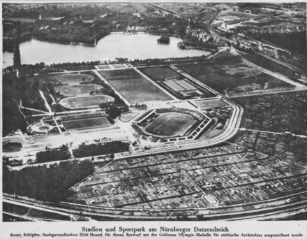 Historisches Bild mit Bildunterschrift:Stadion und Sportpark am Dutzendteich, dessen Schöpfer Fritz [Fehler im Originaltext] Hensel für diesen Entwurf mit der goldenen Olympia-Medallie für städtische Architektur ausgezeiichnet wurde; zu sehen ein Luftbild der Anlage ca. 1928, ohne die Nazi-Gebäude, von Süden  im Bild oben der große Dutzendteich, Mitte Sportplätze, Station.