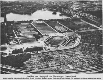 Historisches Bild mit Bildunterschrift:Stadion und Sportpark am Dutzendteich, dessen Schöpfer Fritz [Fehler im Originaltext] Hensel für diesen Entwurf mit der goldenen Olympia-Medallie für städtische Architektur ausgezeiichnet wurde; zu sehen ein Luftbild der Anlage ca. 1928, ohne die Nazi-Gebäude, von Süden  im Bild oben der große Dutzendteich, Mitte Sportplätze, Station.