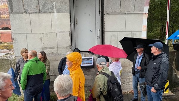 Die BauLustwandeln-Gruppe in der Unterführung zum Innenhof der Kongresshalle 