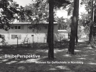 BleibePerspektive: Wohnen für Geflüchtete in Nürnberg. Im Hintergrund Wohncontainer der Containersiedlung im Wald hinter dem August-Maier-Haus