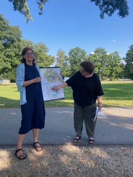 An der Spiegelwiese (Südseite Dutzendteich) zeigt Brigitte Sesselmann den mitgebrachten Plan des Geländes von 1928