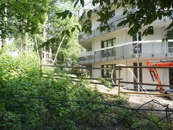 Baustelle: die Neubauten auf dem Reichelsdorfer Keller, noch mit Baugerüst, die Fassade bereits verputzt.