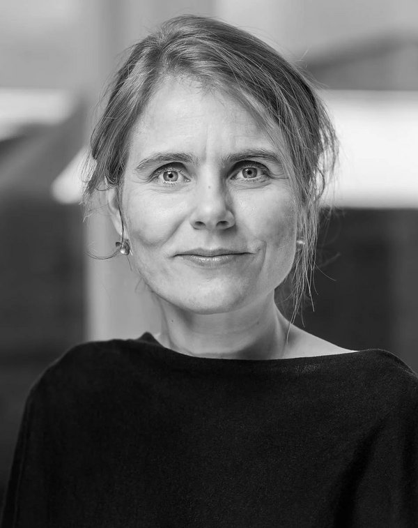 Portraitfoto der dänischen Architektin Mikala Samsøe, elegante Frau im mittleren Alter, freundlicher wacher Gesichtsausdruck, lange Haare, Ohrstecker