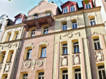 Jugendstil-Reliefs, Malereien und Glasbilder, schmücken Giebel, Fenster und Eingangstür verschiedener 4-5-stöckiger Mehrfamilienhäuser, die um 1910 erbaut wurden. Motive der Ornamente sind abstrahierte Pflanzen, aber auch musizierende Personen.