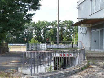 Unterführung in die Katakomben der Radrennbahn, neben dem Vereinshaus.